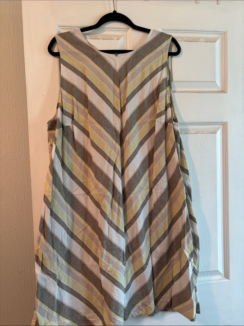 Liz Claiborne Sleeveless Chevron Midi Dress in White, Gray & Yellow